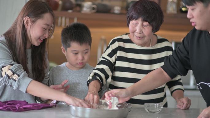 中国老人家为春节团圆饭准备中餐“汤圆”