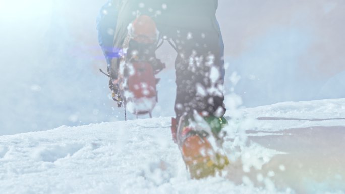 拿着冰斧爬雪山的登山者