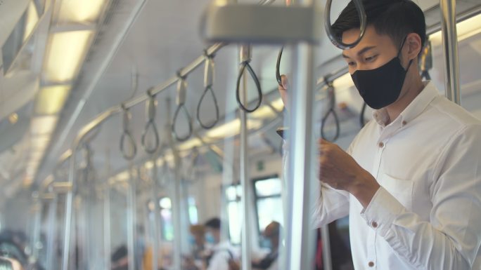 防护口罩：戴口罩的商人乘坐火车上班