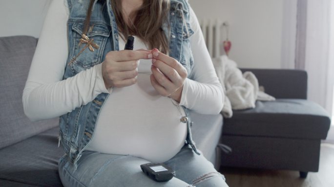 一名孕妇在家测试血糖的慢镜头视频