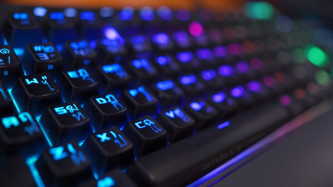 游戏玩家照明键盘改变灯光颜色。
