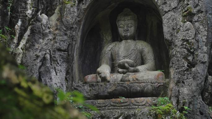 中国杭州灵隐寺石窟中的石佛。