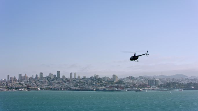 晴朗的日子里，一架空中直升机在旧金山湾俯瞰城市。
