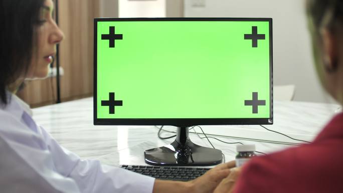 医生与患者合作，使用电脑绿屏、色度键
