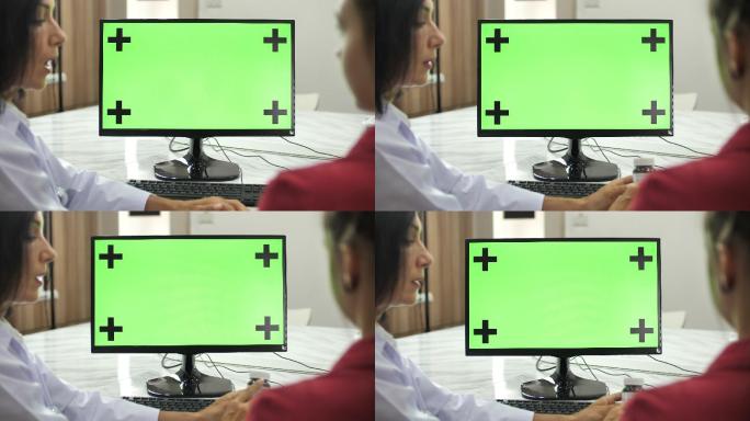 医生与患者合作，使用电脑绿屏、色度键