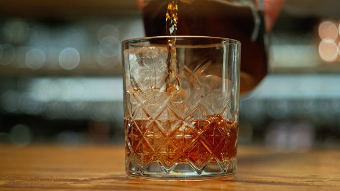 斯洛莫兹威士忌倒进了一个石头玻璃杯