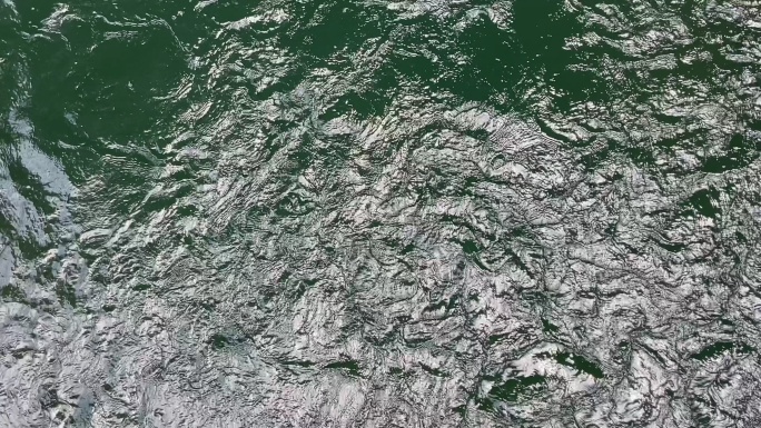 波光粼粼水波纹湖面水面流动的水的波纹