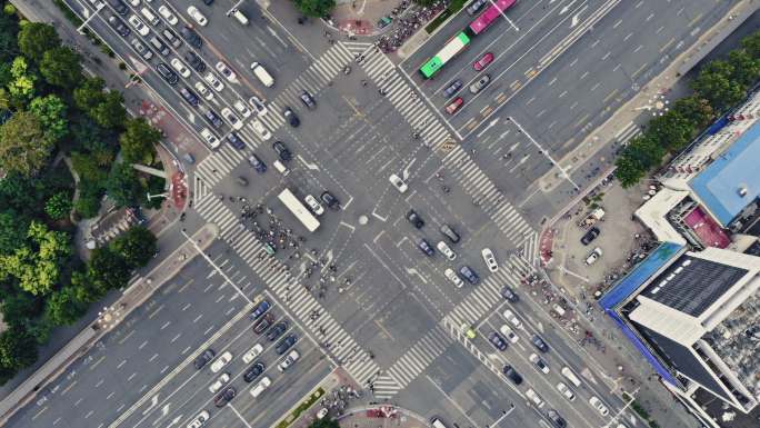 城市街道交叉口的T/L无人机视角
