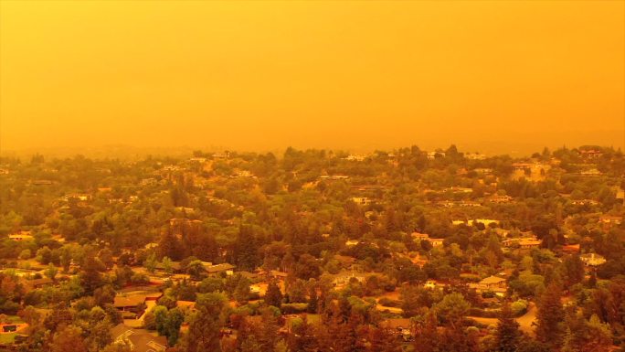 2020年9月9日，由于加利福尼亚州和俄勒冈州的野火，旧金山湾区上空出现了天启般的橙色天空