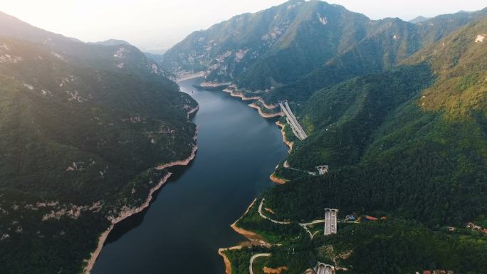 中国陕西秦岭高速公路鸟瞰图