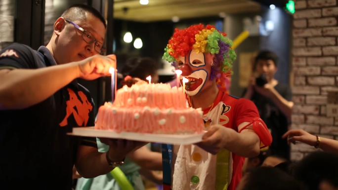 小丑送蛋糕宝宝过生日