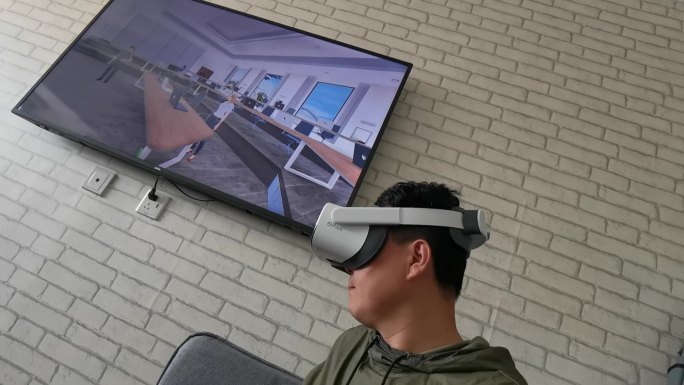 体验VR会议室的男人