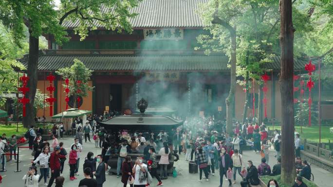 人们在中国杭州灵隐寺祈福。