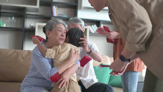 春节团圆夫妇带着孩子去爷爷奶奶家，给父母送红包红包