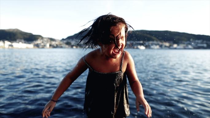 夏天在海上洗完澡后，一个小女孩在摇水