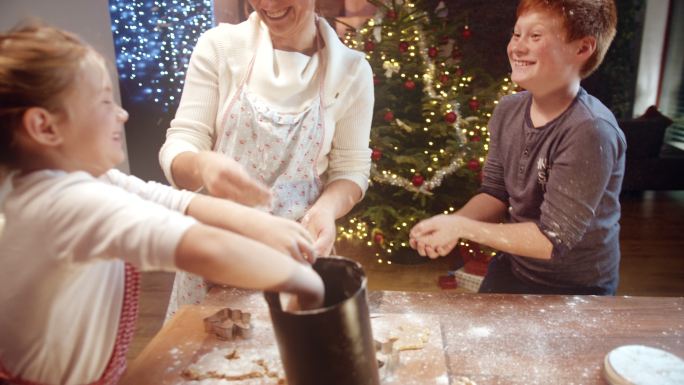 斯洛莫一家在做圣诞饼干时玩得很开心