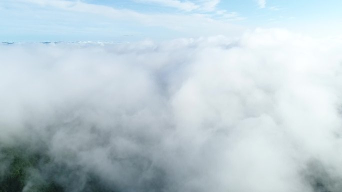 穿越云层航拍展现蓝天白云下的乡村