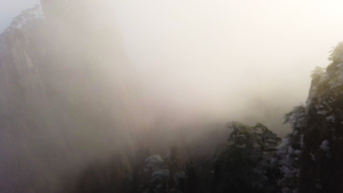 山顶上的雾黄山霜松，黄山，中国