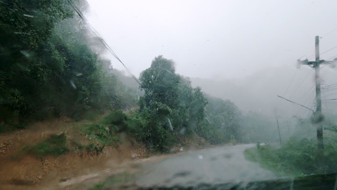 在暴雨中驾驶第一人称视角