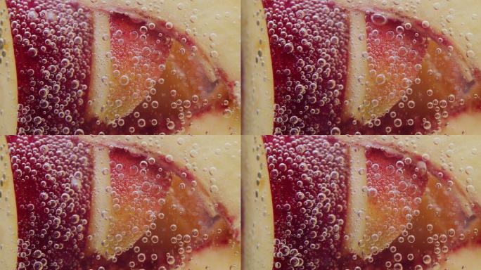 在苏打水中切成片的新鲜桃子。特写镜头