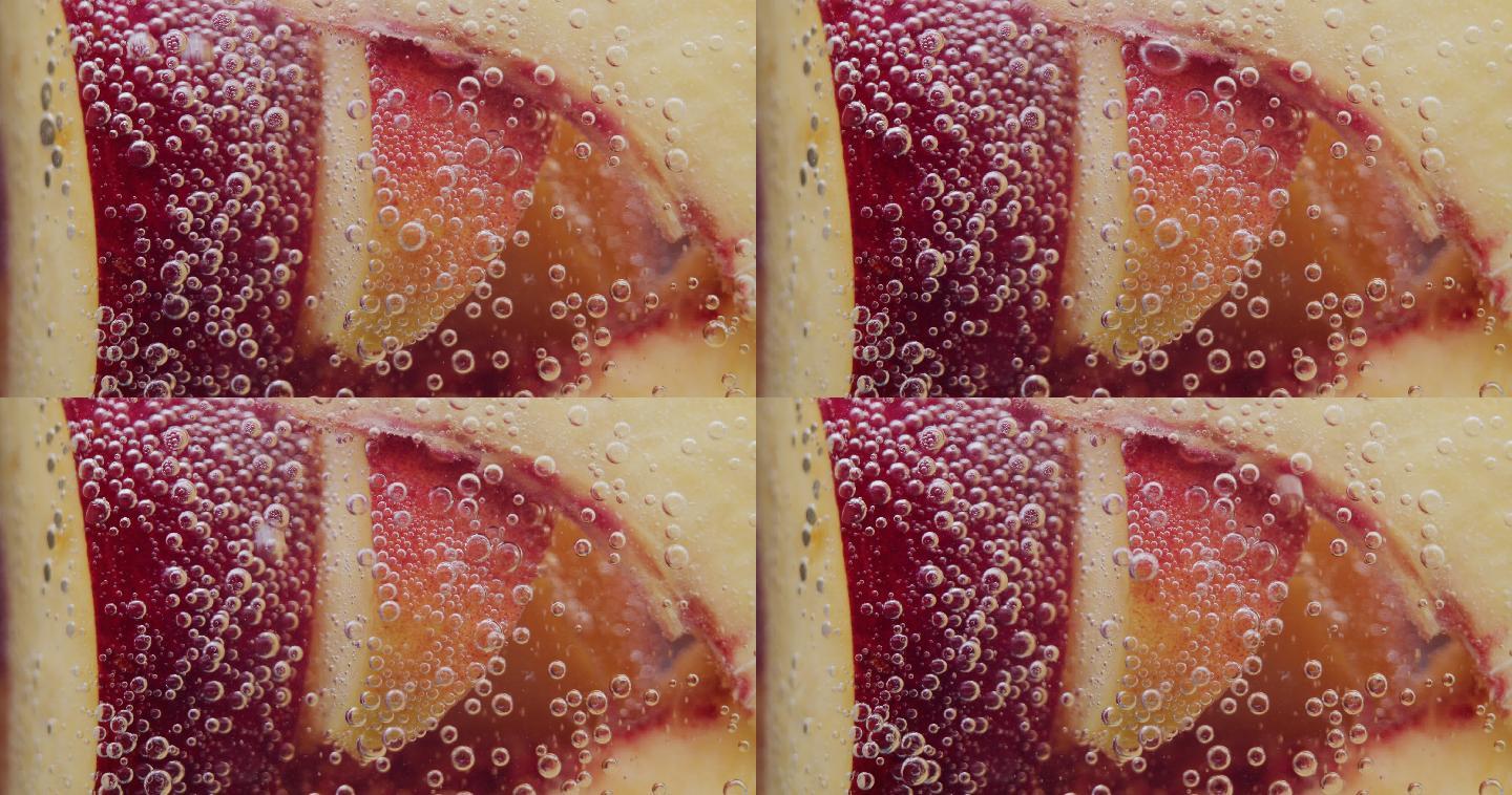 在苏打水中切成片的新鲜桃子。特写镜头