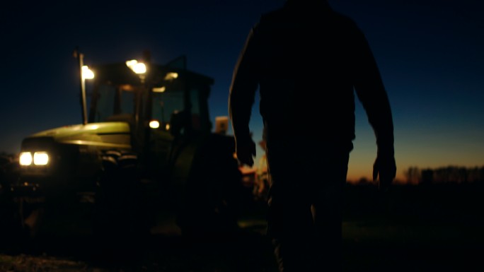 斯洛·莫是一个面目全非的农民，他晚上在田里走向拖拉机