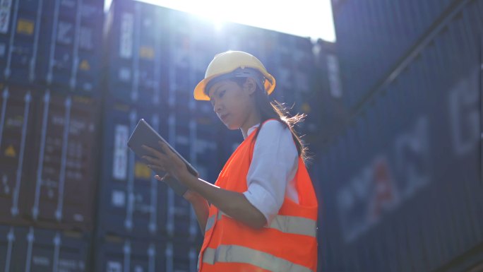 4K女工业工人在船坞使用数字平板电脑工作
