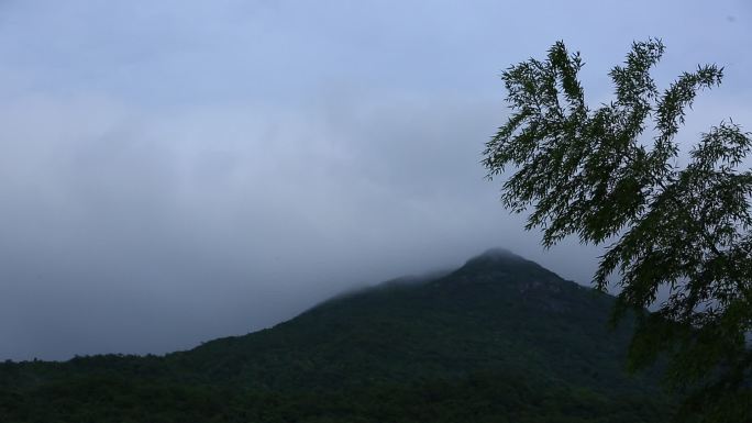 暴风雨来临前山间云雾