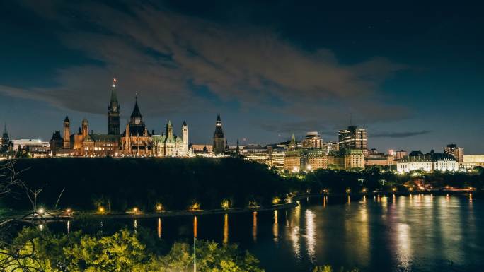 渥太华河上的加拿大议会燃放烟花