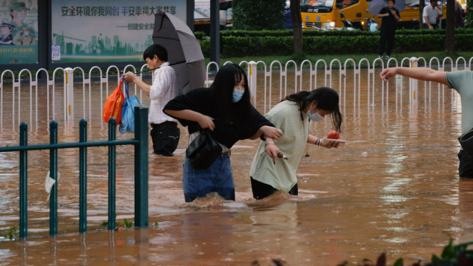 城市内涝洪水水灾水中的行人路面积水