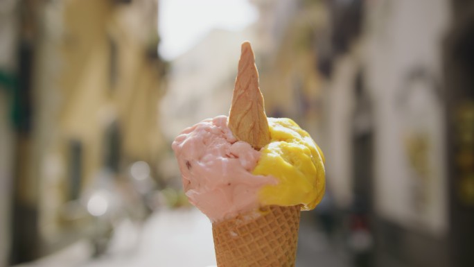 斯洛·莫（SLO MO）专注于一只手拿着一个冰淇淋筒在阿马尔菲（Amalfi）的巷子里移动