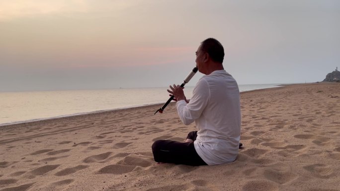 海边沙滩日落吹笛侧面