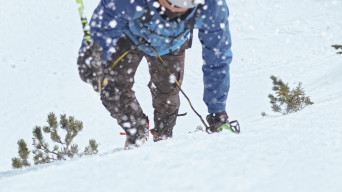 拿着冰斧爬雪山的登山者