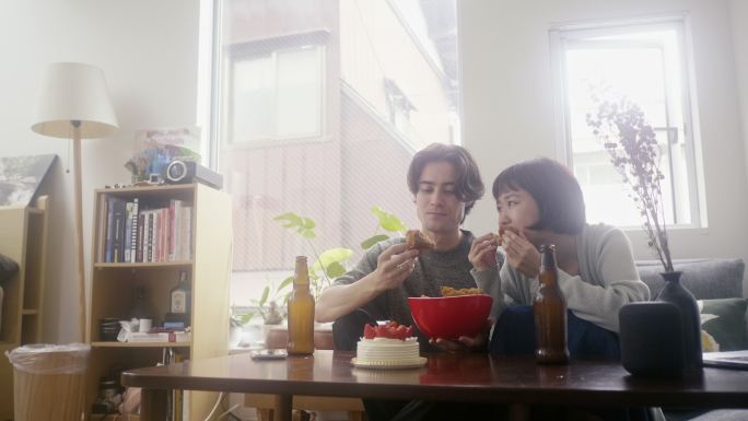 年轻的跨种族夫妇在圣诞节吃传统的日本食物