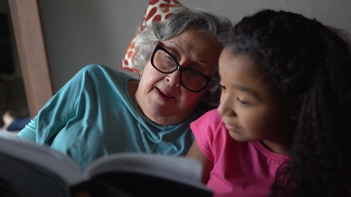 奶奶在家给孙女读书
