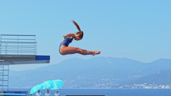 女子跳水运动员在比赛中跳水时旋转身体