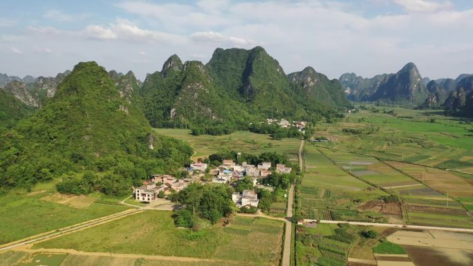 广西崇左市乡村田园喀斯特地貌自然风光航拍