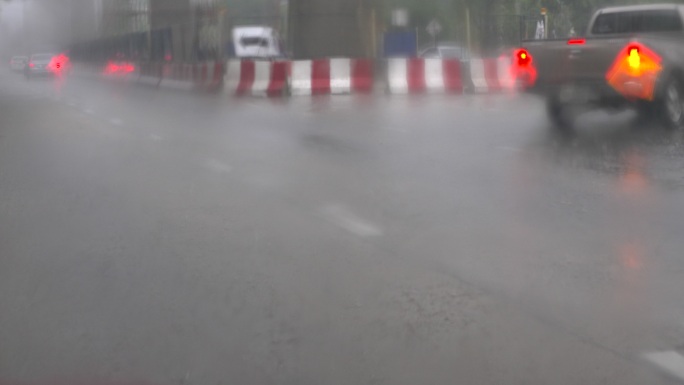 大雨落在路上，首都的汽车交通堵塞