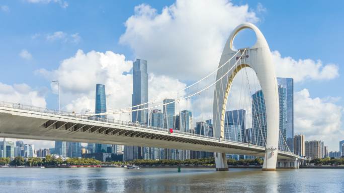 T/L远景：广州猎德大桥和珠江新城的天际线，云层移动。中国广东省广州市