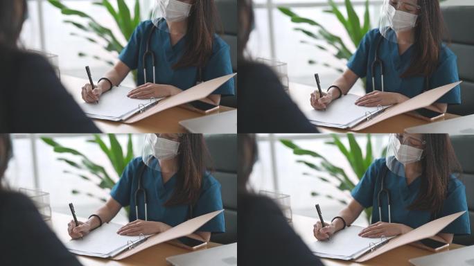 亚裔中国女性在办公室向一名女性患者解释病历