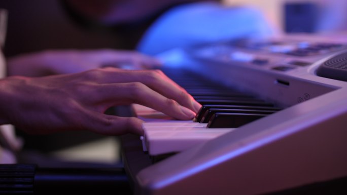专业音乐家在录音室里演奏和即兴创作键盘的特写镜头