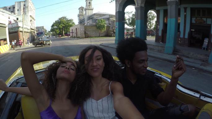 哈瓦那出租车历史悠久的市中心旧城混血朋友旅游之旅