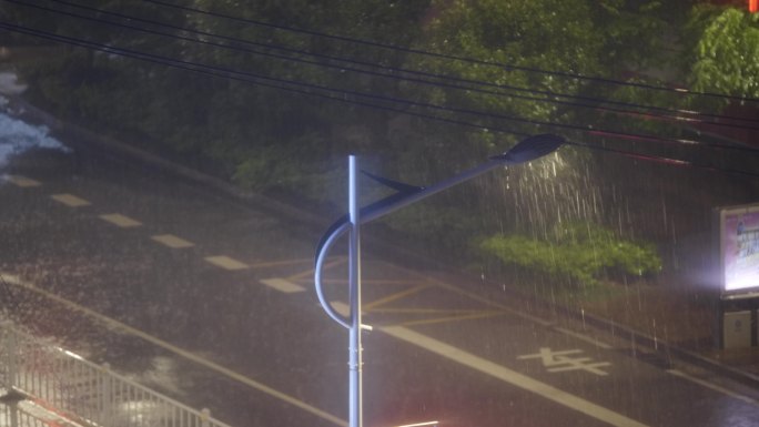 大雨中的路灯 雨夜 路灯 街道 瓢泼大雨