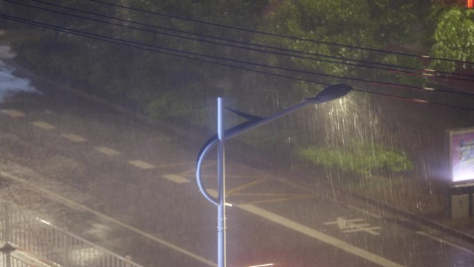 大雨 雨夜 路灯 车辆驶过街道 瓢泼大雨