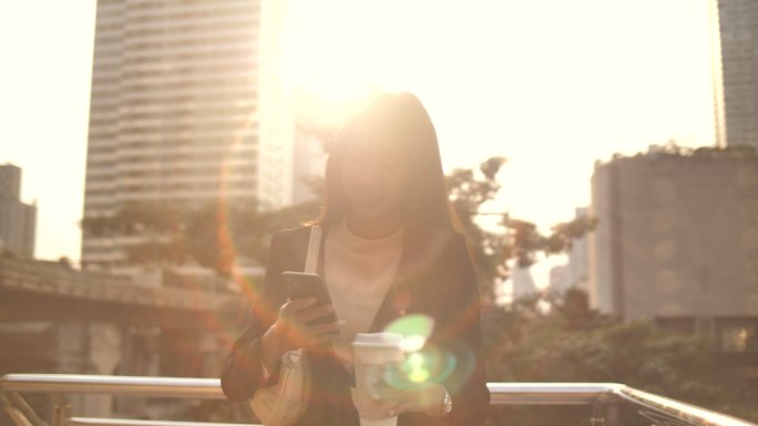 上班路上的女商人热爱生活阳光青春活力积极