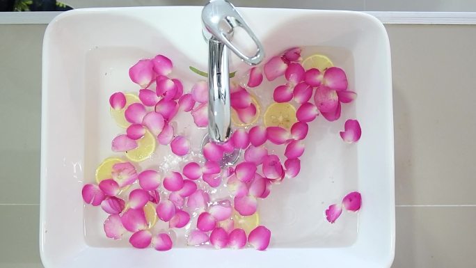 泰国热带花卉盆浴。女性脚底水疗产品。
