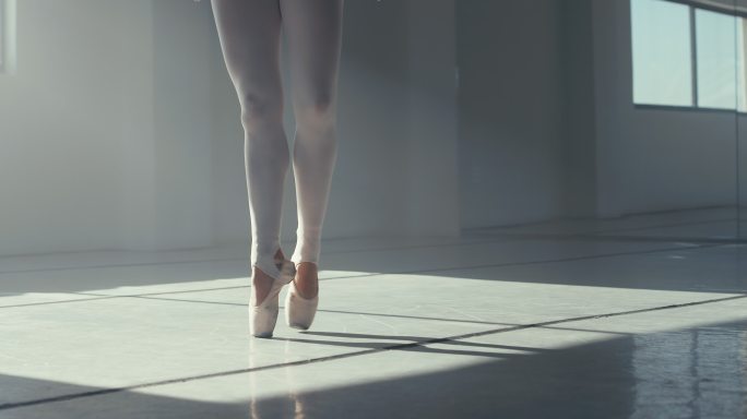 一个不可辨认的女子在芭蕾舞工作室跳舞的4k视频片段