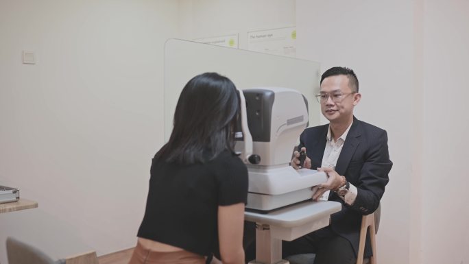 在眼科诊所接受眼科检查的亚裔中国年轻女子
