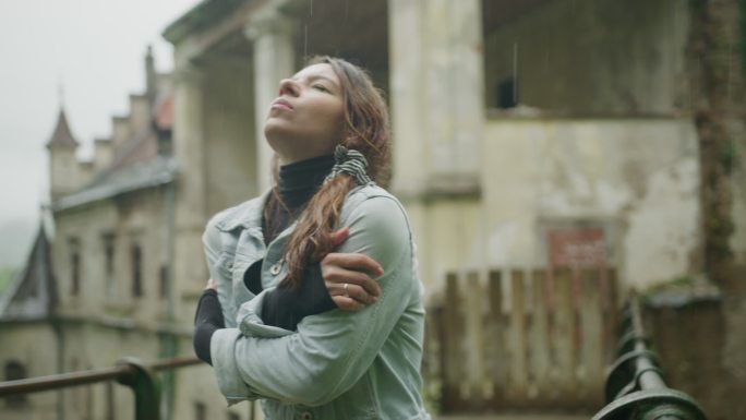 年轻女子在雨中瑟瑟发抖，感到寒冷