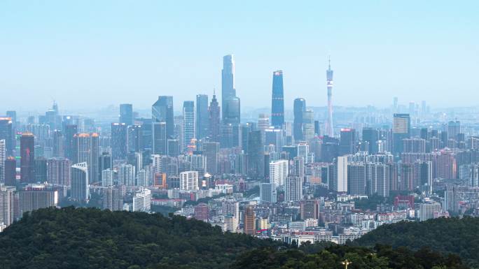 广州白云山俯瞰珠江新城的天际线